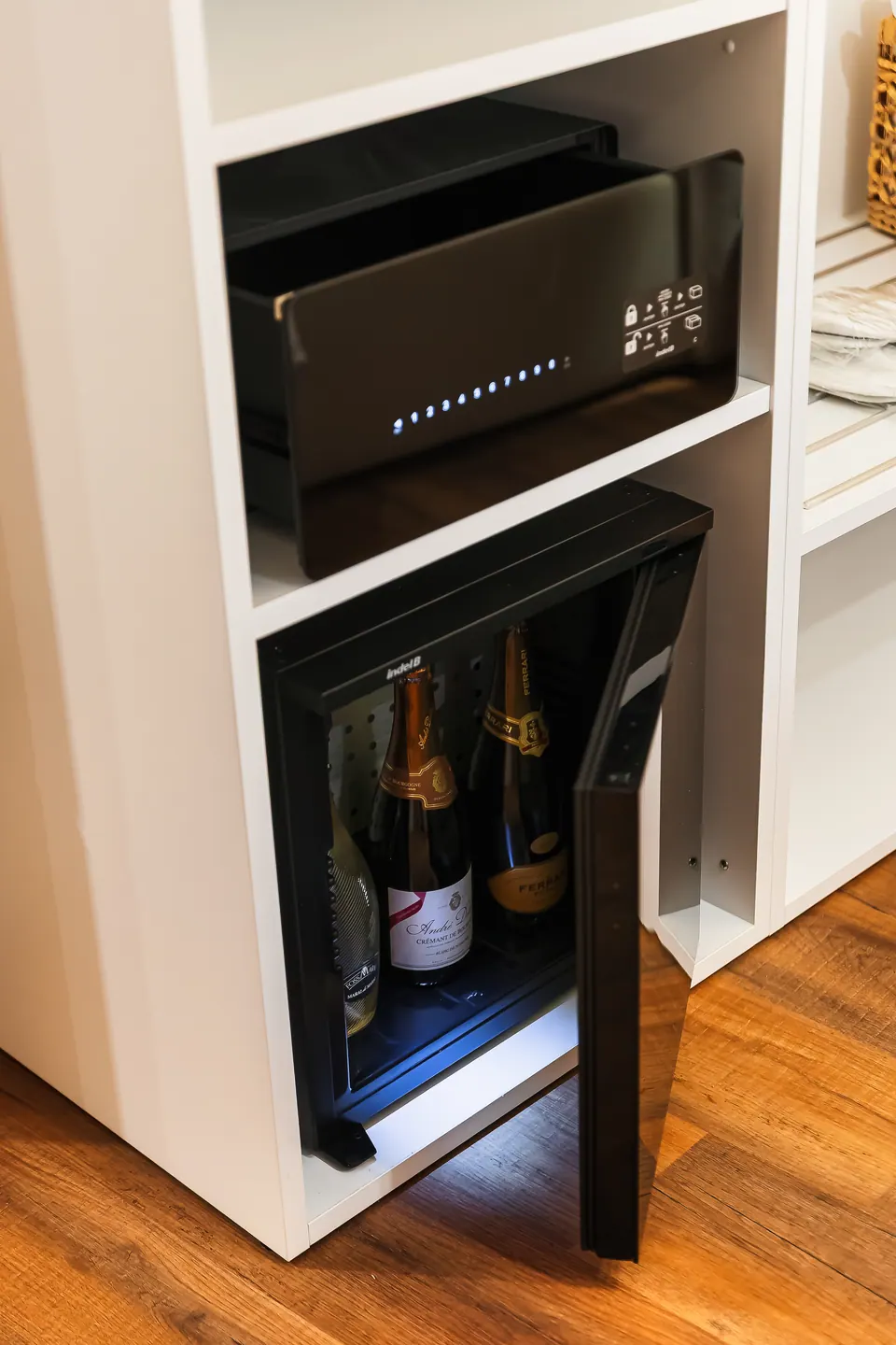 Il minibar con le bottiglie e la cassaforte nel mobile della Luna.